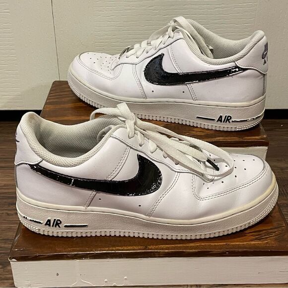 Nike Air Force 1 Men’s White With Black Stripe Size 7